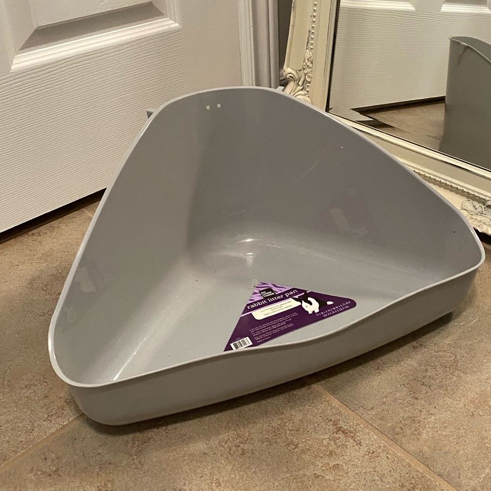 Corner litter box